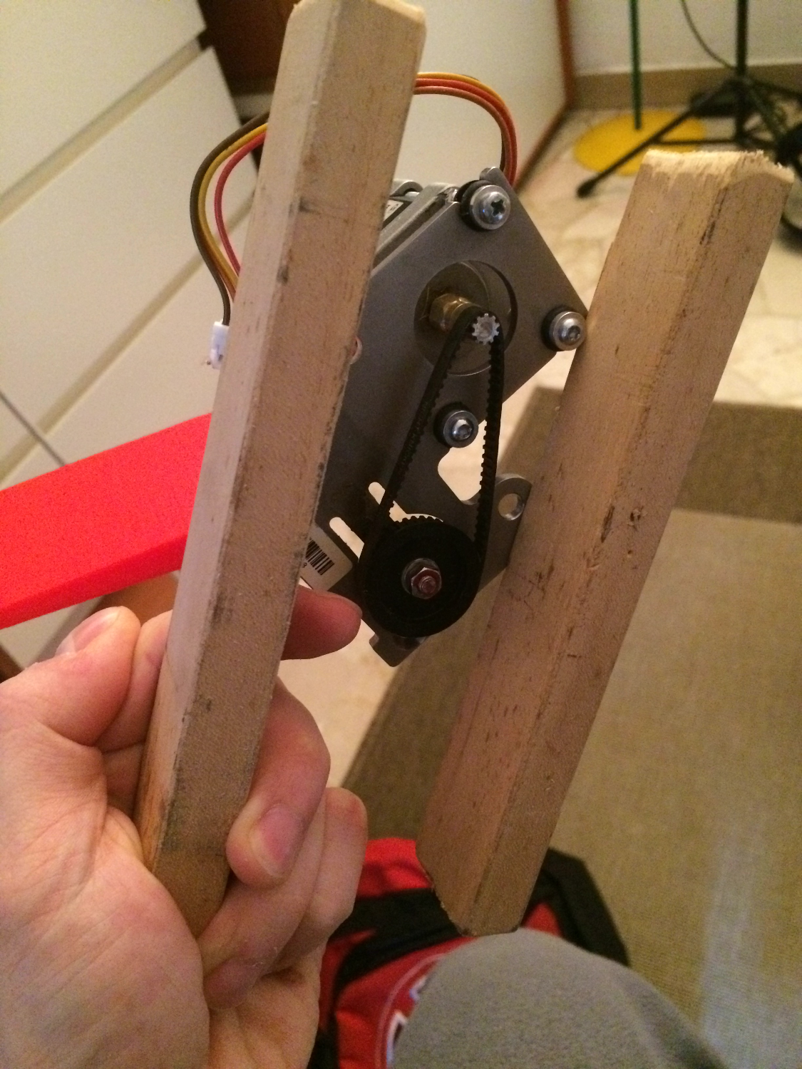 Figure 12) Detail of the gears and the belt for connecting the stepper motor to the door.